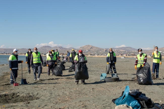 Van Gölü sahilinden 40 ton çöp toplandı